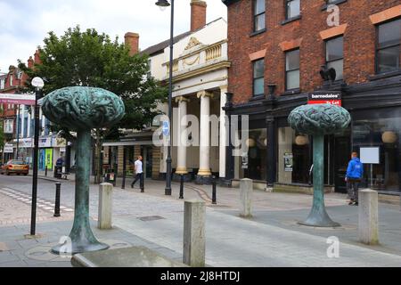 Doncaster, Royaume-Uni - 12 JUILLET 2016 : vue sur la rue dans le centre-ville de Doncaster, Royaume-Uni. C'est l'une des plus grandes villes du Yorkshire du Sud, avec une population de 109 805 habitants. Banque D'Images