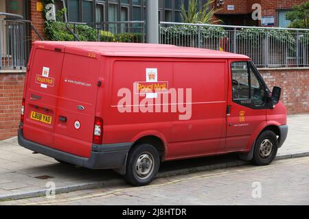 LEEDS, Royaume-Uni - 12 JUILLET 2016 : minibus de livraison Royal Mail à Leeds, Royaume-Uni. Royal Mail a été fondée en 1516. Il emploie 160 000 personnes. Banque D'Images