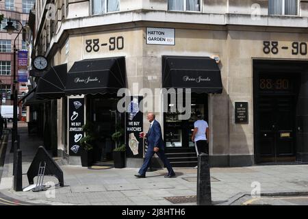 LONDRES, Royaume-Uni - 9 JUILLET 2016 : les gens marchent à Hatton Garden dans le quartier Holborn de Londres. Hatton Garden Safe Deposit Company a participé à l'hei de 2015 Banque D'Images