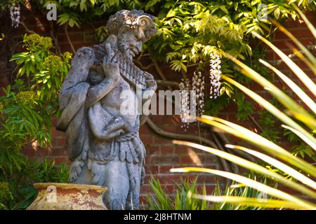 Statue de 'Pan' la divinité grecque de fertilité ou dieu de la nature et compagnon des nymphes à RHS Garden Wisley, Surrey, Angleterre, Royaume-Uni, 2022 jours Banque D'Images