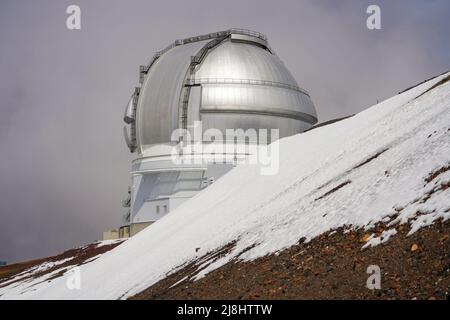 Dôme brillant de l'observatoire Gemini au sommet du volcan Mauna Kea sur la Grande île d'Hawaï, États-Unis Banque D'Images