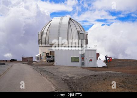 Dôme brillant du télescope infrarouge du Royaume-Uni au sommet du volcan Mauna Kea sur la Grande île d'Hawaï, aux États-Unis Banque D'Images