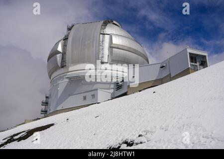 Dôme brillant de l'observatoire Gemini au sommet du volcan Mauna Kea sur la Grande île d'Hawaï, États-Unis Banque D'Images