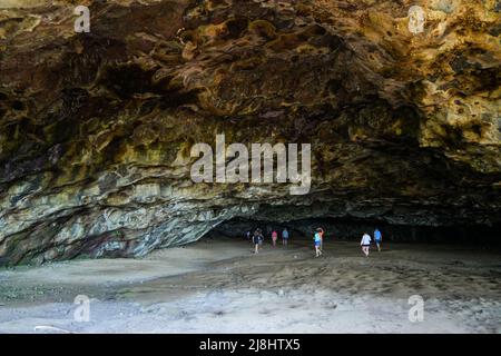 Maniniholo Dry Cave le long de l'autoroute Kuhio à côté de Haena Beach Park sur la rive nord de l'île de Kauai à Hawaï, États-Unis Banque D'Images