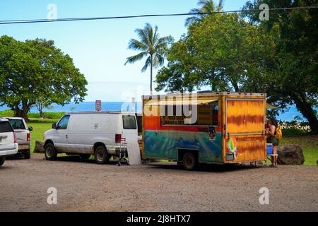 Un camion alimentaire jaune portant des tranches de fruits tropicaux au parc Haena Beach, sur la rive nord de l'île de Kauai, à Hawaï, aux États-Unis Banque D'Images