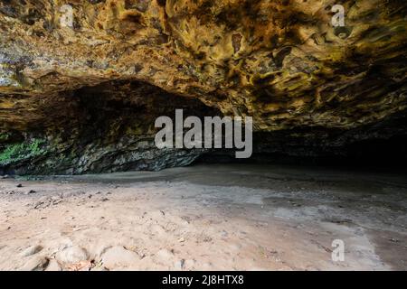 Maniniholo Dry Cave le long de l'autoroute Kuhio à côté de Haena Beach Park sur la rive nord de l'île de Kauai à Hawaï, États-Unis Banque D'Images