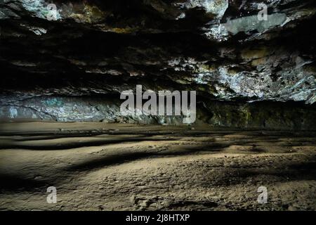 Maniniholo Dry Cave le long de l'autoroute Kuhio à côté de Haena Beach Park sur la rive nord de l'île de Kauai à Hawaï, États-Unis Banque D'Images