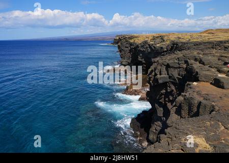 Falaises volcaniques dans South point Park, le point le plus au sud des États-Unis sur la grande île d'Hawaï dans l'océan Pacifique Banque D'Images