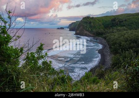 Vue sur la vallée Pololu avec des nuages roses au coucher du soleil dans la réserve forestière de Kohala au nord de Big Island à Hawaii, États-Unis Banque D'Images