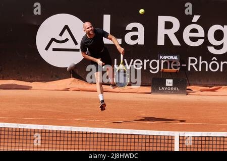 Lyon, France, 15/05/2022, Adrian Mansarino (FRA) en action contre Aslan Caratsev (RUS) pendant la ronde 32 à l'Open Parc Auvergne-Rhône-Alpes Lyon 2022, ATP 250 Tournoi de tennis le 15 mai 2022 au Parc de la tête d'Or à Lyon, France - photo: Patrick Cannaux/DPPI/LiveMedia Banque D'Images