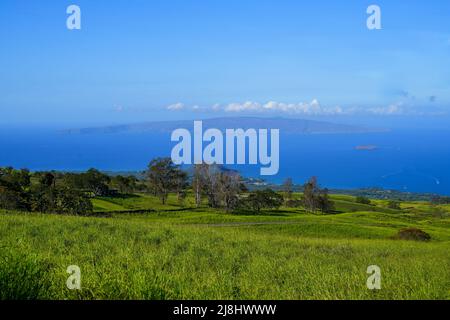 Vue sur l'île de Kaho'olawe et le cratère de Molokini depuis la Piilani Highway au-dessus de Wailea dans le centre de l'île de Maui, Hawaï Banque D'Images