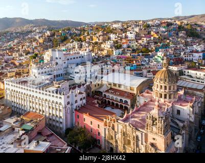 Guanajuato City, Mexique, vue aérienne des bâtiments historiques. Gros plan du Templo de San Felipe Neri Banque D'Images
