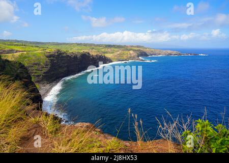 Baie de Poelua vue de ʻOhai Trail le long de l'autoroute Kahekili à l'ouest de Maui, Hawaii, États-Unis Banque D'Images