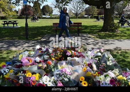 Photo du dossier datée du 01/05/21 d'hommages floraux dans un parc du village d'Aylesham, près de la scène de Snowdown, dans le Kent, où le corps du PCSO Julia James a été trouvé, dans le nom de Callum Wheeler, 22 ans, a été reconnu coupable de son meurtre à la Cour de justice de Canterbury. Date de publication : lundi 16 mai 2022. Banque D'Images