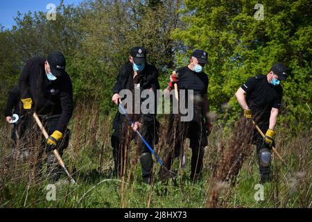 Photo du dossier datée du 11/05/21, d'agents de police fouillant des prairies près d'une adresse à Sunshine Corner Avenue, Aylesham, Kent, dans le cadre du meurtre de l'APFC Julia James, dans le nom de Callum Wheeler, 22 ans, a été reconnu coupable de son meurtre à la Cour de justice de Canterbury. Date de publication : lundi 16 mai 2022. Banque D'Images