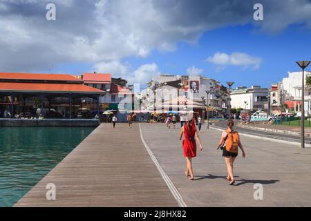 GUADELOUPE, FRANCE - 6 DÉCEMBRE 2019 : les gens marchent dans le centre-ville de Pointe-a-Pitre, Guadeloupe. Pointe-a-Pitre est la plus grande ville de la Guadeloupe. Banque D'Images