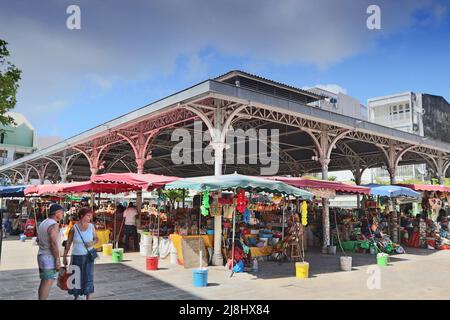 GUADELOUPE, FRANCE - 6 DÉCEMBRE 2019 : les gens visitent le marché local du centre-ville de Pointe-a-Pitre, Guadeloupe. Pointe-a-Pitre est la plus grande ville Banque D'Images