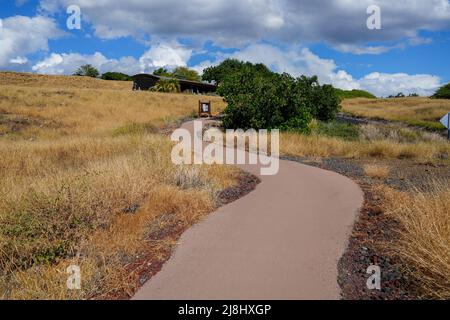 Sentier de randonnée menant au centre d'accueil du lieu historique national de pu'ukohola Heiau, sur la Grande île de Hawai'i, dans l'océan Pacifique Banque D'Images