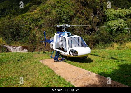 Hélicoptère bleu et blanc au sol aux chutes du Jurassic Park, au centre de l'île de Kauai, à Hawaï, aux États-Unis Banque D'Images