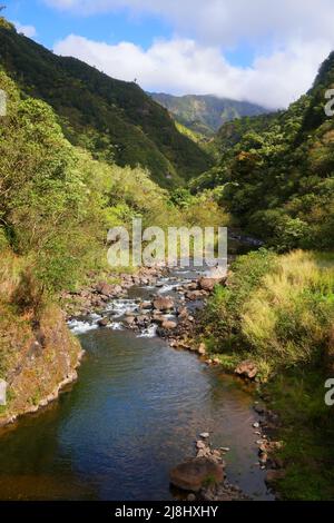 Vue aérienne de la rivière Ko'ula dans le centre de l'île de Kauai, Hawaï, États-Unis Banque D'Images