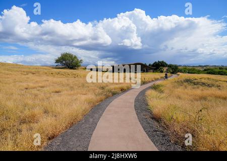 Sentier de randonnée menant au centre d'accueil du lieu historique national de pu'ukohola Heiau, sur la Grande île de Hawai'i, dans l'océan Pacifique Banque D'Images