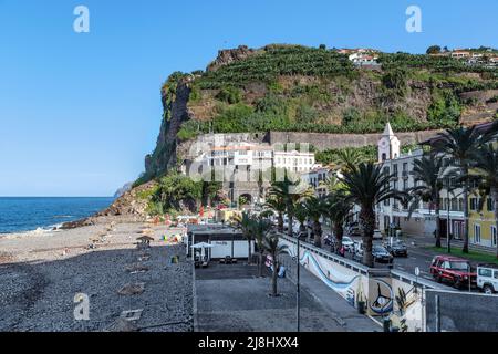 PONTA DO sol, PORTUGAL - 27 AOÛT 2021 : vue sur la plage et le front de mer d'un petit village dans le sud-ouest de Madère. Banque D'Images