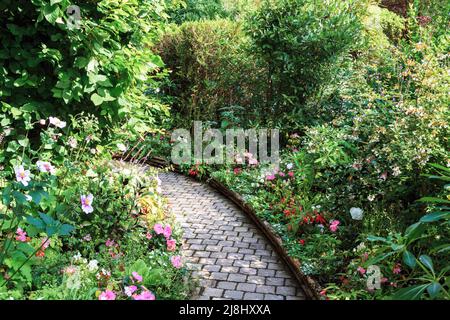 GIVERNY, FRANCE - 31 AOÛT 2019 : il s'agit d'un fragment de chemin des jardins du domaine du peintre impressionniste Claude Monet. Banque D'Images