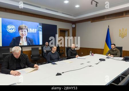 La présidente de l'Ukraine, Volodymyr Zelensky, a tenu une conférence vidéo avec la directrice générale du Fonds monétaire international, Kristalina Georgieva, à la veille de sa participation à la réunion des G7 ministres des finances. Le Président a remercié le FMI d'avoir soutenu l'économie de l'Ukraine pendant les périodes difficiles de la guerre. "Merci d'être un leader dans les questions d'assistance et de surmonter cette situation", a déclaré Volodymyr Zelenskyy. Selon le Président, le déficit mensuel du budget de l'État ukrainien est d'environ 5 milliards de dollars américains. Il a donc appelé le FMI à accélérer le soutien. Banque D'Images