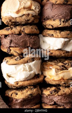 Gros plan sur les biscuits à la crème glacée au chocolat, au caramel et à la vanille Banque D'Images