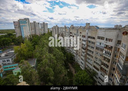 Kharkiv, Ukraine. 15th mai 2022. Vue générale des bâtiments résidentiels dans le quartier de Solnechnoe à Kharkiv. La Russie a réapprovisionné ses troupes et a concentré son offensive sur la partie orientale de l'Ukraine à Kharkiv, la deuxième plus grande ville d'Ukraine. Kharkiv est maintenant sous la menace constante de bombardements et de frappes aériennes russes. La Russie a envahi l'Ukraine le 24 février 2022, déclenchant la plus grande attaque militaire en Europe depuis la Seconde Guerre mondiale Crédit : SOPA Images Limited/Alamy Live News Banque D'Images