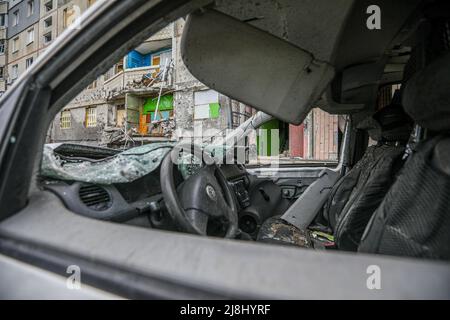 Kharkiv, Ukraine. 15th mai 2022. Une voiture endommagée à la suite de l'attaque à la roquette russe dans le district de Vil'khivka à Kharkiv. La Russie a réapprovisionné ses troupes et a concentré son offensive sur la partie orientale de l'Ukraine à Kharkiv, la deuxième plus grande ville d'Ukraine. Kharkiv est maintenant sous la menace constante de bombardements et de frappes aériennes russes. La Russie a envahi l'Ukraine le 24 février 2022, déclenchant la plus grande attaque militaire en Europe depuis la Seconde Guerre mondiale Crédit : SOPA Images Limited/Alamy Live News Banque D'Images