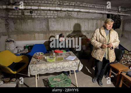 Kharkiv, Ukraine. 15th mai 2022. Les gens sont vus à l'intérieur d'un des abris dans le district de Solnechnoe de Kharkiv. La Russie a réapprovisionné ses troupes et a concentré son offensive sur la partie orientale de l'Ukraine à Kharkiv, la deuxième plus grande ville d'Ukraine. Kharkiv est maintenant sous la menace constante de bombardements et de frappes aériennes russes. La Russie a envahi l'Ukraine le 24 février 2022, déclenchant la plus grande attaque militaire en Europe depuis la Seconde Guerre mondiale (Photo par Aziz Karimov/SOPA Images/Sipa USA) crédit: SIPA USA/Alay Live News Banque D'Images