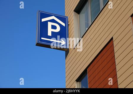 Enseigne de parking générique dans la ville de Cologne, en Allemagne. Banque D'Images