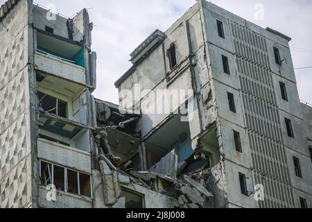 Kharkiv, Ukraine. 15th mai 2022. Bâtiments résidentiels endommagés causés par des attaques d'artillerie dans le district de Vil'khivka à Kharkiv. La Russie a réapprovisionné ses troupes et a concentré son offensive sur la partie orientale de l'Ukraine à Kharkiv, la deuxième plus grande ville d'Ukraine. Kharkiv est maintenant sous la menace constante de bombardements et de frappes aériennes russes. La Russie a envahi l'Ukraine le 24 février 2022, déclenchant la plus grande attaque militaire en Europe depuis la Seconde Guerre mondiale Crédit : SOPA Images Limited/Alamy Live News Banque D'Images