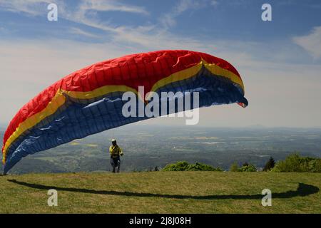 Kozakov, République tchèque. 16th mai 2022. Un parapente se prépare à partir d'un Kozakov (à 100 kilomètres au nord de Prague) pendant une journée ensoleillée dans le Paradis tchèque. Le parapente est un sport de vol de loisir et de compétition. Le pilote est assis dans un harnais suspendu sous une aile en tissu, dont la forme est formée par la pression de l'air entrant dans les évents à l'avant de l'aile. (Credit image: © Slavek Ruta/ZUMA Press Wire) Banque D'Images