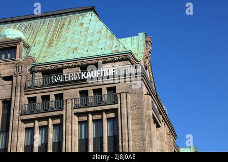 DÜSSELDORF, ALLEMAGNE - 19 SEPTEMBRE 2020 : Galeria Kaufhof, grand magasin de Düsseldorf, Allemagne. Dusseldorf est la 7ème plus grande ville d'Allemagne par po Banque D'Images