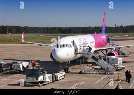 COLOGNE, ALLEMAGNE - 22 SEPTEMBRE 2020 : passagers à bord de l'Airbus A321 Wizair via des escaliers à l'aéroport de Cologne/Bonn, Allemagne. Cologne/Bonn est le septième-b Banque D'Images