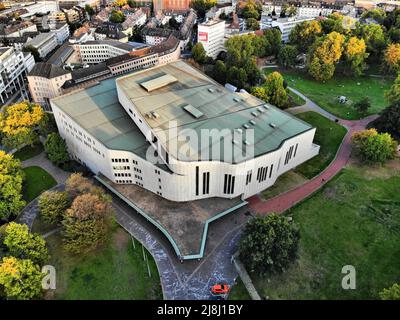 ESSEN, ALLEMAGNE - 20 SEPTEMBRE 2020 : vue aérienne du théâtre Aalto à Essen. Le théâtre abrite l'opéra Aalto-Musiktheater et le bal d'Essen Banque D'Images