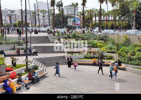 CASABLANCA, MAROC - 22 FÉVRIER 2022 : les gens visitent la place des Nations Unies (place des Nations Unies) dans le centre-ville de Casablanca, Maroc. Casablanca est t Banque D'Images