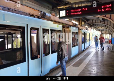 WUPPERTAL, ALLEMAGNE - 19 SEPTEMBRE 2020 : gare de Wuppertaler Schwebebahn (Wuppertal suspension Railway) en Allemagne. Le monorail électrique unique Banque D'Images