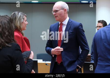 Bruxelles, Belgique. 16th mai 2022. Le ministre irlandais des Affaires étrangères, Simon Coveney, arrive pour une réunion du Conseil des Affaires étrangères (AEC) au siège de l'UE à Bruxelles, en Belgique, le 16 mai 2022. Crédit: ALEXANDROS MICHAILIDIS/Alamy Live News Banque D'Images