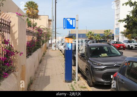 CASABLANCA, MAROC - 22 FÉVRIER 2022 : compteur de stationnement dans le centre-ville de Casablanca, Maroc. Casablanca est la plus grande ville du Maroc. Banque D'Images