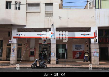 CASABLANCA, MAROC - 22 FÉVRIER 2022 : les gens visitent la succursale de la CIH Bank au centre-ville de Casablanca, Maroc. CIH est une banque marocaine (nom complet: C Banque D'Images