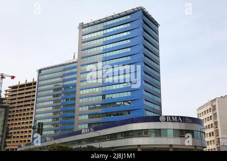 CASABLANCA, MAROC - 22 FÉVRIER 2022 : immeuble de la compagnie d'assurance RMA (Royale Maroc d'assurance) à Casablanca, Maroc. RMA est l'un des plus grands moi Banque D'Images