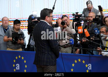 Bruxelles, Belgique. 16th mai 2022. Le ministre ukrainien des Affaires étrangères Dmytro Kuleba répond aux journalistes lors d'une réunion du Conseil des Affaires étrangères au siège de l'UE à Bruxelles, Belgique, le 16 mai 2022. Crédit: ALEXANDROS MICHAILIDIS/Alamy Live News Banque D'Images