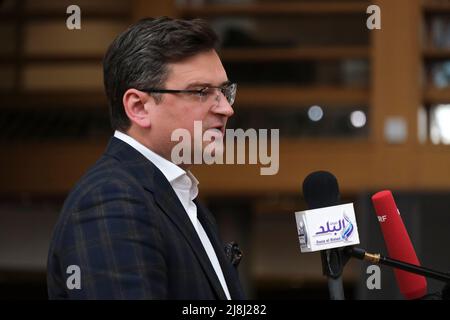 Bruxelles, Belgique. 16th mai 2022. Le ministre ukrainien des Affaires étrangères Dmytro Kuleba répond aux journalistes lors d'une réunion du Conseil des Affaires étrangères au siège de l'UE à Bruxelles, Belgique, le 16 mai 2022. Crédit: ALEXANDROS MICHAILIDIS/Alamy Live News Banque D'Images