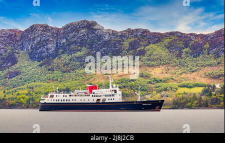 MV Hebridean Princess fait une croisière sur le Loch Carron avec une vue imprenable sur le village pittoresque de Plockton, le joyau des Highlands, en Écosse Banque D'Images