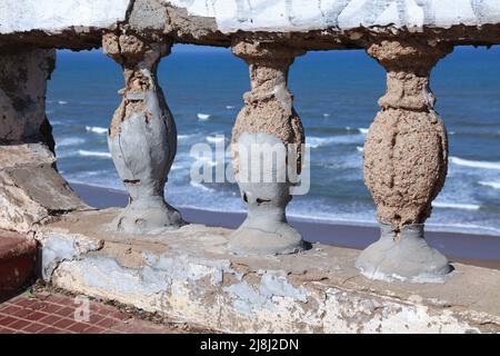 Dégâts d'écaillage dans le béton armé dans des conditions d'air salin humide en bord de mer. Côte Atlantique et côte Pacifique problème : détérioration du béton des barres d'armature rouillées. Banque D'Images