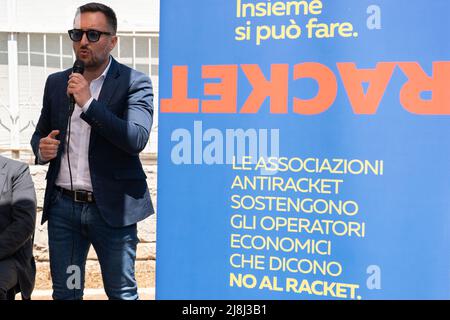 Naples, Italie. 16th mai 2022. Massimiliano Noviello, fils de Domenico, lors de son discours lors du débat tenu le jour de la commémoration de Domenico Noviello, victime de la Camorra. L'événement a eu lieu au siège de l'association FAI Antiraquette à Castelvolturno le 16 mai 2022. Crédit : Agence photo indépendante/Alamy Live News Banque D'Images