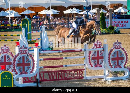 Windsor Berkshire Royaume-Uni 14 mai 2022 Holly Smith en Grande-Bretagne remporte la victoire en finale des enjeux du Royaume de Bahreïn pour la coupe du roi au Royal Windsor Horse Show Credit Gary Blake /Alamy Live news Banque D'Images